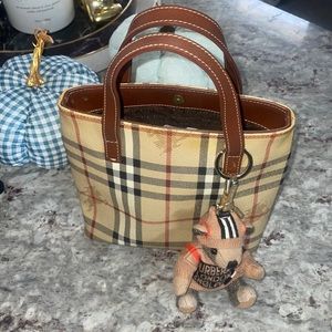 💥Authentic💥 Burberry 👜 With 🧸 accessories included ❤️‍🔥❤️‍🔥❤️‍🔥🔥🔥